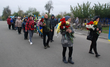 Назавжди 48 років: у селищі Вороніж провели в останню путь захисника України Віктора Пінчука
