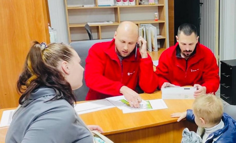 Евакуйовані мешканці Покровської громади отримують гуманітарну допомогу в Дніпрі