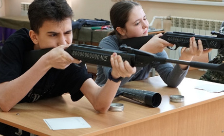 "Почесний обов’язок". На окупованій Луганщині грошима агітують дітей "захищати батьківщину"