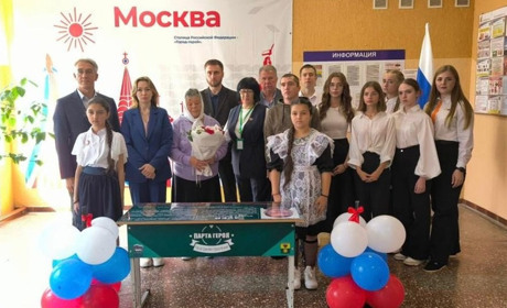 У Мелітополі окупаційна влада відкрила "парту героя" на честь учасника так званої "ДНР"