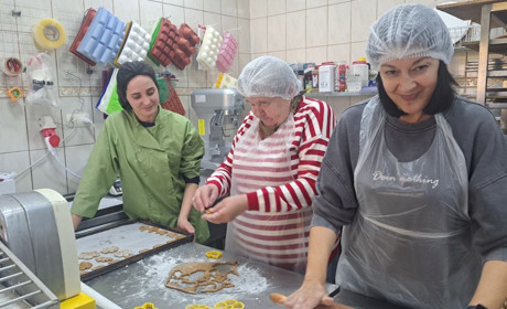 Сила жінок. Для переселенців з Луганщини провели майстер-клас з традиційної випічки