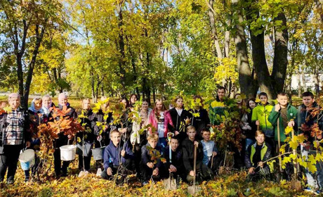 У Слободі в парку посадили дерева Перемоги