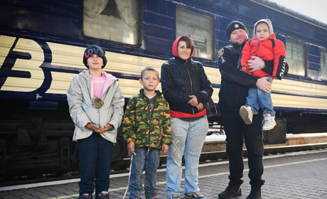 З прифронтового Приморського евакуювали родину з трьома дітьми