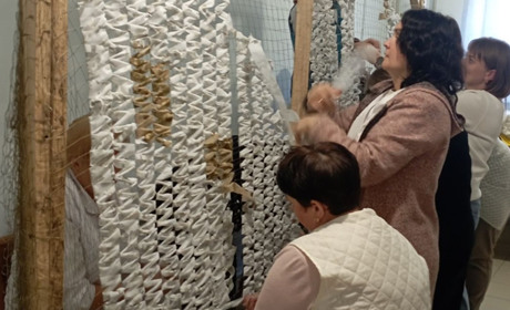 У колективі Старокостянтинівського Центру ПМСД плетуть сітки та в'яжуть теплі речі аби допомогти ЗСУ