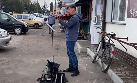 20-річний скрипаль із Глухова грає на прикордонні, щоби заробити на навчання