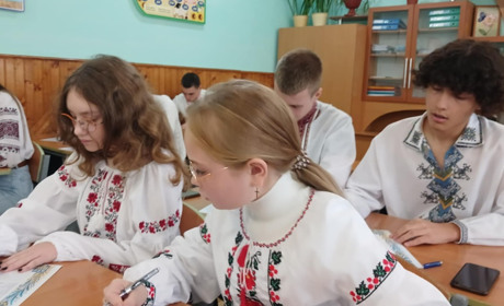 Всеукраїнський диктант писали разом первомайські ліцеїсти з миколаївськими студентами та акторами