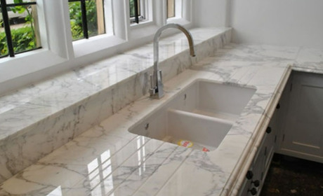 Чарівність і практичність: стільниці з мармуру