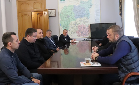 Латвійські партнери передали 27 автомобілів для потреб Чернігівщини. Більшість техніки вже на фронті