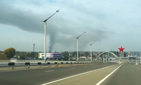В окупованому Луганську гучно. Пролунали потужні вибухи, над містом піднявся стовп диму