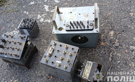 Поліція П`ятихаток затримала двох чоловіків за крадіжку обладнання на залізниці