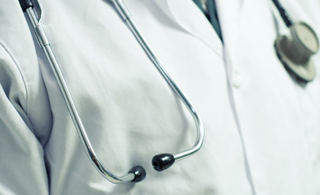 Графік роботи медиків Старокостянтинівської "первинки" обговорюють у соцмережах - у ПМСД відповіли