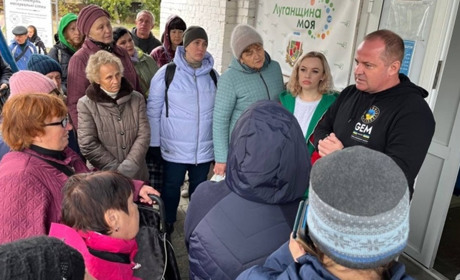 Переселенцям з Луганщини видають продуктові набори від міжнародних благодійників. Де можна отримати