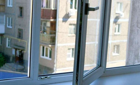 У Глухові внаслідок падіння з вікна багатоповерхівки загинув чоловік