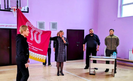 Прапор вам в руки! Школярам окупованого Лисичанська "шефи" з Татарстану вручили "важливий символ"
