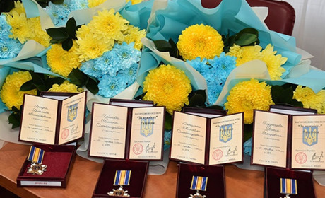 Державні нагороди загиблих Героїв зі Старокостянтинівщини передали їх рідним