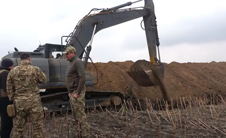 Комунальники Лисичанської громади зводять фортифікаційні споруди за 6 км від російських окупантів