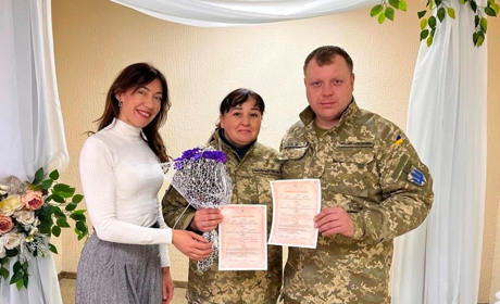 Війна об'єднала їх серця: у Нікополі закохана пара військових офіційно зареєструвала шлюб