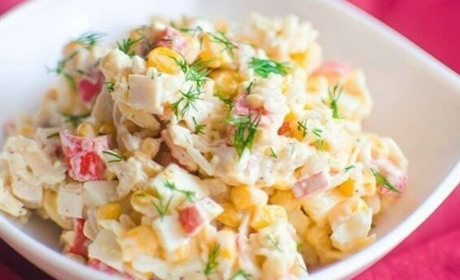 Рецепти з крабовими паличками: кращі ідеї для закусок та салатів