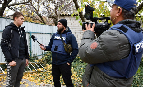 У Нікополі знімальна група польського телеканалу досліджує життя прифронтового міста