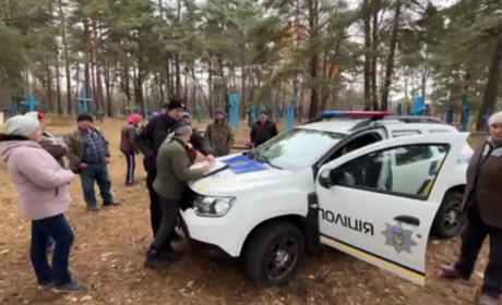 У Лютеньці бездоглядні свині перерили кладовище. Люди вимагають покарати власника тварин