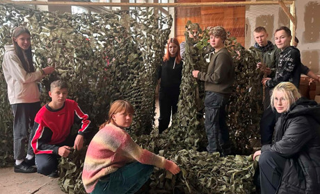 "Сітки плетуть усі!": як в Старокостянтинівському аграрно-промисловому ліцеї допомагають ЗСУ