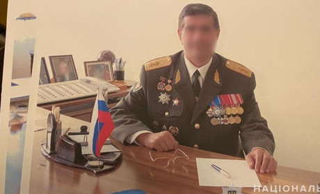 Золото, нагороди рф та мільйони доларів: у експосадовця казначейства на Полтавщині провели обшуки