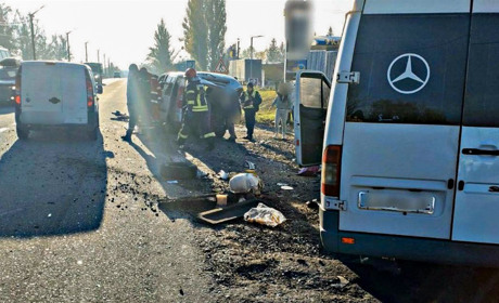 На в'їзді до Кагарлика зіткнулися автівки і мікроавтобус: є травмовані (ситуацію з ДТП уточнено)