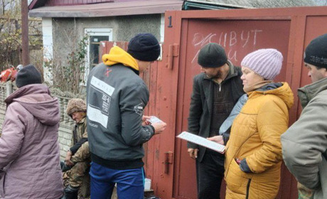 Аби побачили "покращення". У Попасну російські волонтери привезли окуляри і гуманітарку