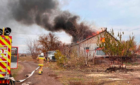 Пожежа у селищі Костянтинівка: вогонь знищив 120 квадратних метрів даху