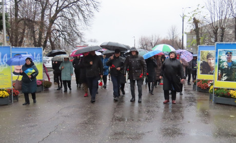 Пам’ять сильніша за зливу: урочистості в Золотоноші до Дня Гідності