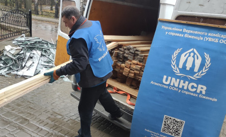 Волонтери привезли в Глухів матеріали для ремонту закладів, пошкоджених унаслідок удару «шахедами»