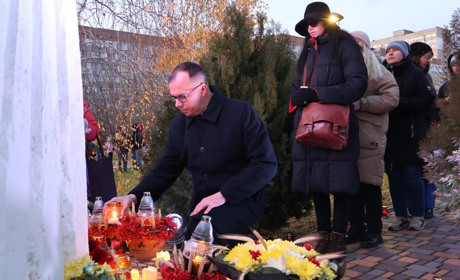 У Південноукраїнську запалили свічки в День пам'яті жертв Голодоморів. Фоторепортаж