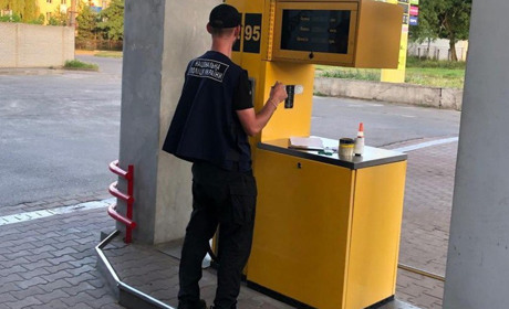 На Сумщині викрили ділків, які мішали сурогат бензину та продавали його на заправках області