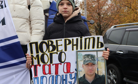 «Не мовчи! Полон вбиває!»: у Південноукраїнську рідні полонених зібралися на щотижневу акцію