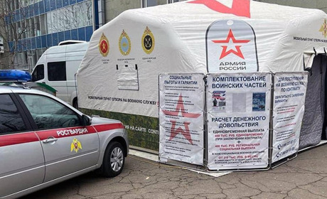 Окупанти встановили вербувальний пункт у своє військо біля палацу культури у Бердянську