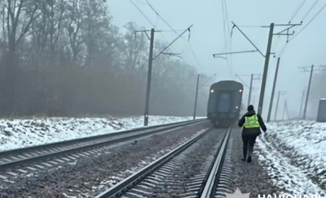 Переходив колії у невстановленому місці: на Фастівщині потяг смертельно травмував чоловіка