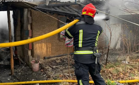 У Жовтих Водах рятувальники ліквідували пожежу в літній кухні