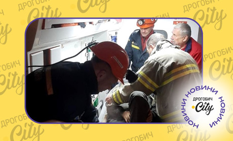 Рятувальники витягнули з підземної вирубки стебницького підприємства чоловіка з травмою ноги