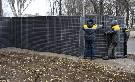 У Нікополі встановлюють габіони для захисту мешканців під час обстрілів
