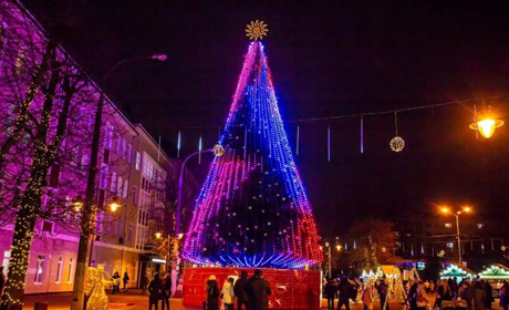 Як будуть святкувати новорічно-різдвяні свята у містах Хмельниччини: з ялинкою чи без