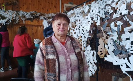 Три роки 76-річна волонтерка Катерина Ткачук з Переяслава їздить через усе місто плести сітки воїнам