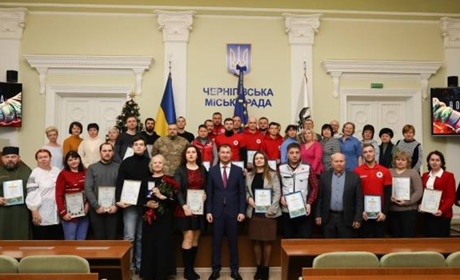 У Чернігові відзначили волонтерів медалями "За оборону Чернігова" та подяками