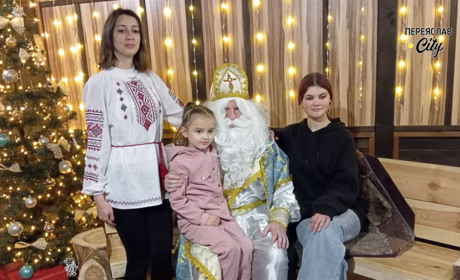 У «Хатинці Святого Миколая» в Переяславі на дітей чекають ще й вертеп, "Майнкрафт" та казковий віл