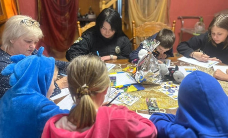 Поліцейські разом із дітьми привітали захисників Нікопольщини