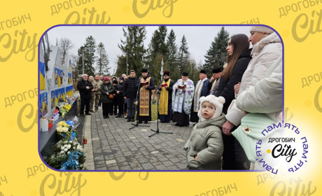 “Пам’ять про полеглих не може бути відкладеною”: у Стебнику освятили Меморіал захисникам України