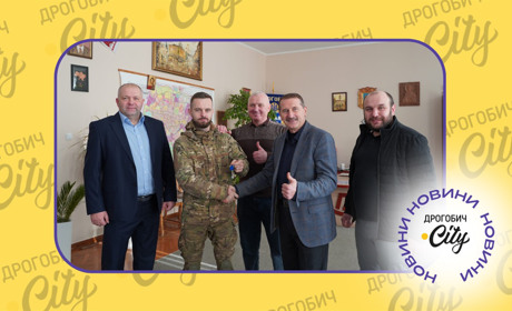 Військовому вручили ключі від квартири у Дрогобичі: кому саме і хто ще може отримати житло у місті