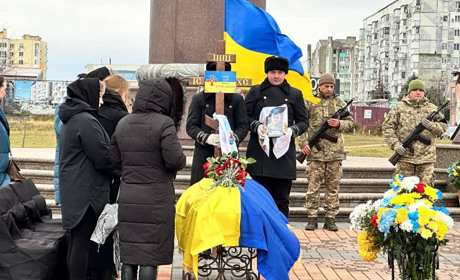 "Він загинув зі зброєю в руках": вдруге за тиждень Південне проводжає в останню путь свого захисника