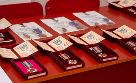 У Нікопольському районі вшанували пам'ять загиблих Героїв: родинам полеглих вручили державні нагород
