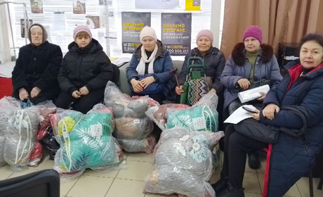 Переселенці з Луганщини отримали теплі речі та постільну білизну. Де видавали гуманітарку