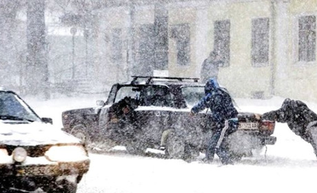 На окупованій Луганщині стався транспортний колапс. Негода паралізувала дороги